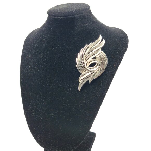 Vintage Crown Trifari Signed Silver Swirl Leaf Brooch 1950s Mid-Century - Picture 4 of 5